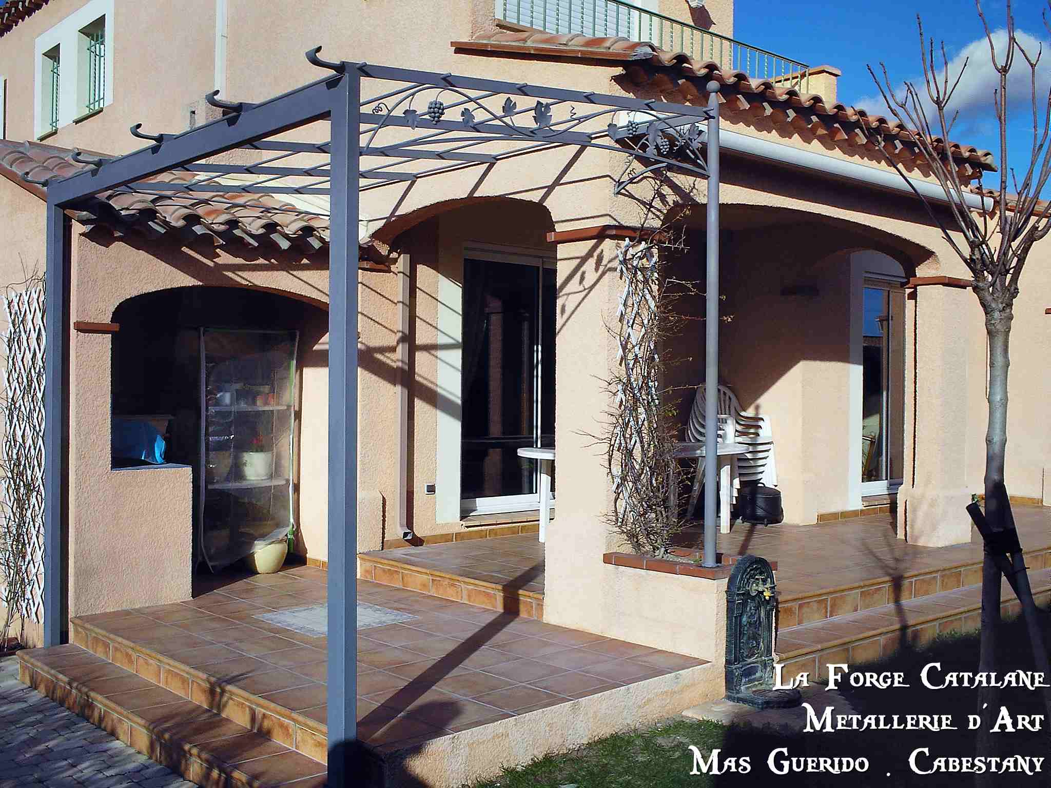 Pergola frise avec grappes de raisin et feuilles de vigne forge catalane.jpg